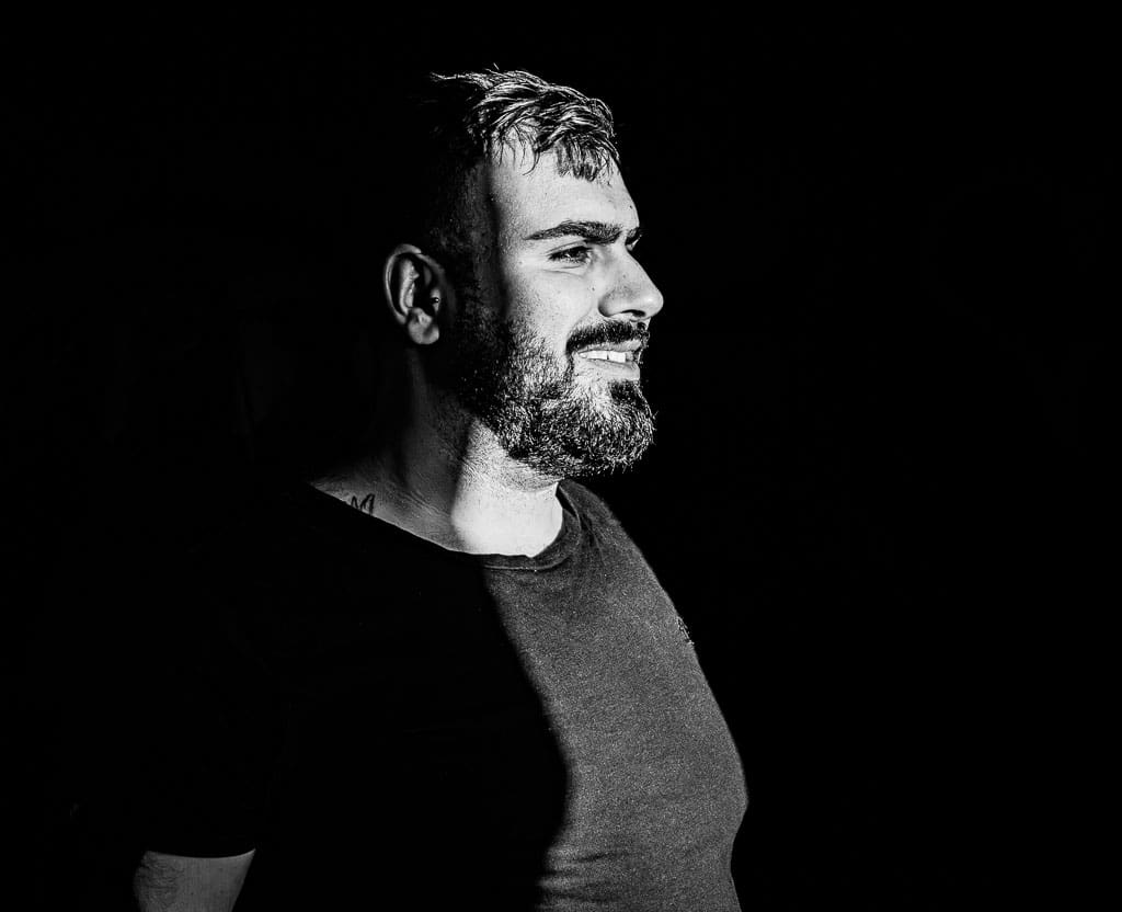 Ausdrucksstarkes Schwarzweißporträt von Tom Lane mit Lichtkante