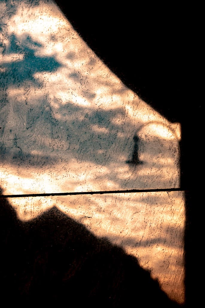 Himmelsspiegelung im Fenster – surreales Kunstfoto Köln
