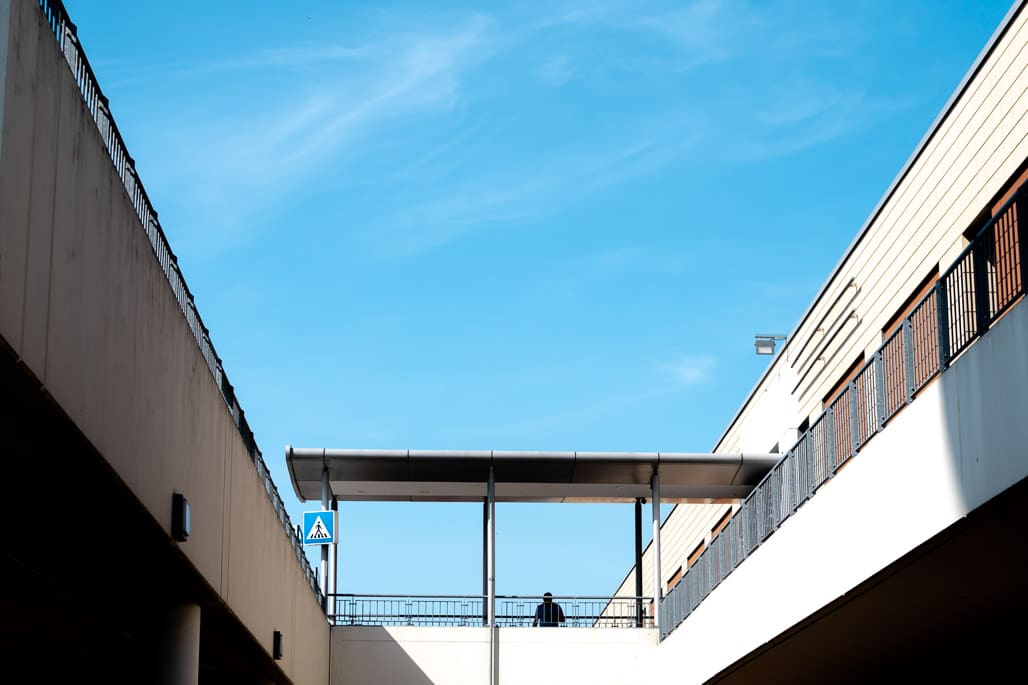 Klare Linienführung in der Kunstfotografie Köln mit Steg