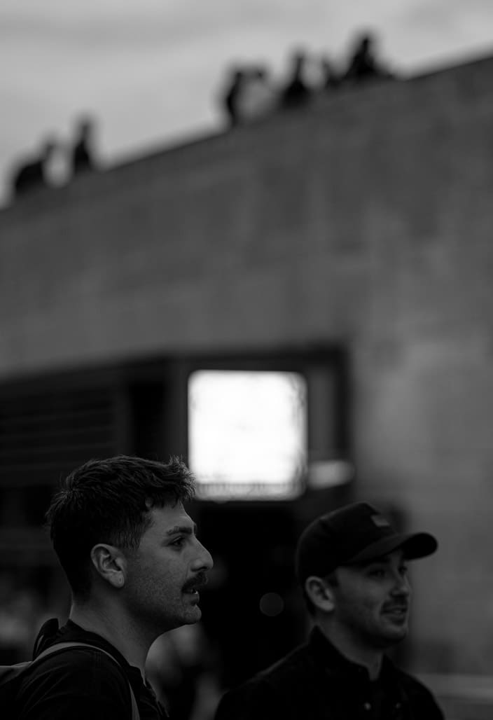 Zwei junge Männer – Kunstfotografie Köln im urbanen Kontext