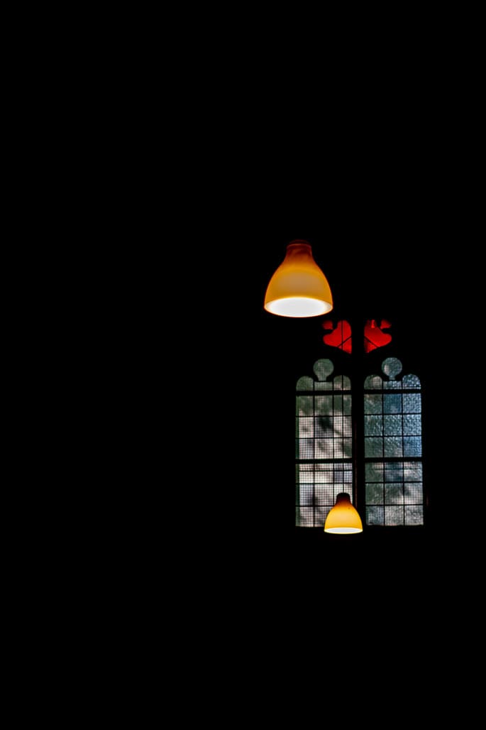 Fensterlicht und Lampe – Kunstfotografie Köln mit Atmosphäre