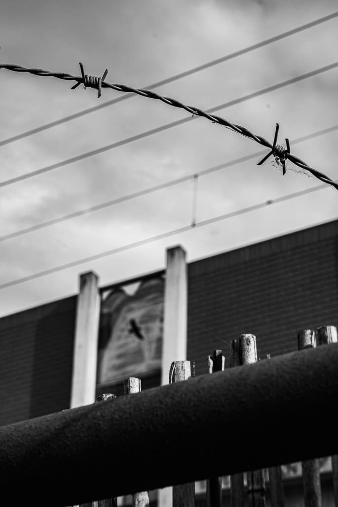 Stacheldraht in der Stadt – Kunstfotografie Köln mit Aussage