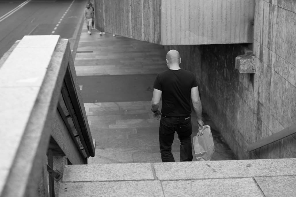 Mann auf absteigender Treppe – Kunstfotografie Köln mit Tiefenwirkung
