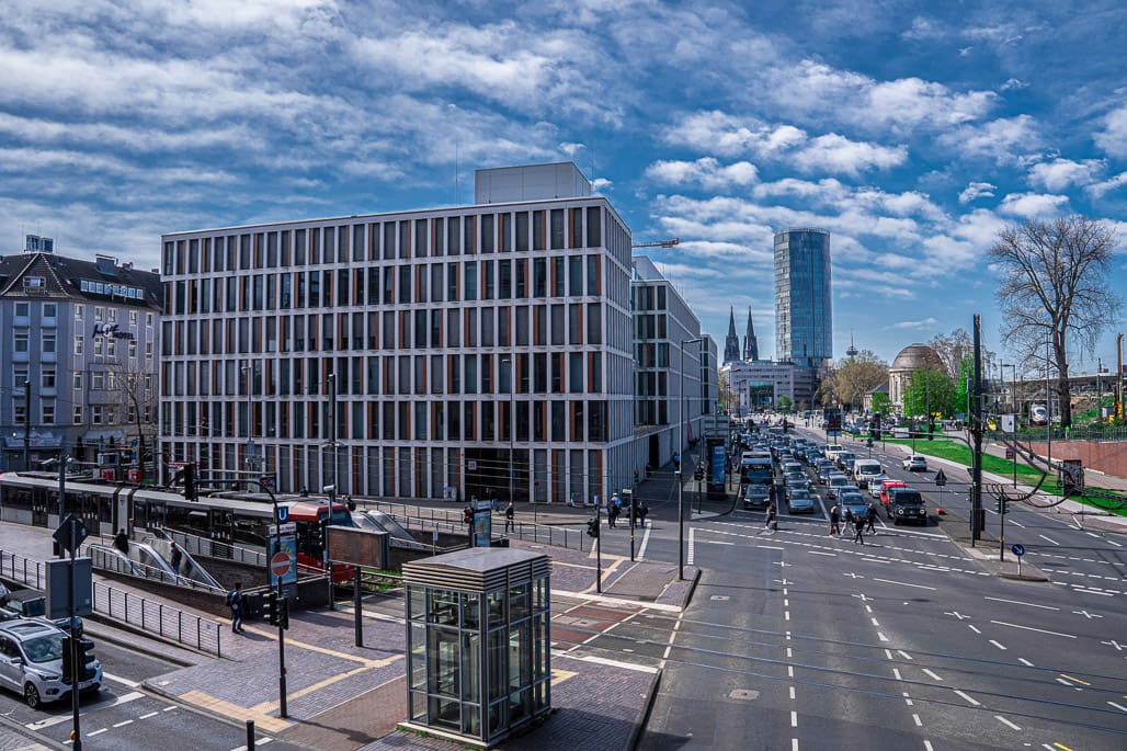 Panorama zeigt weiten Blick über Kölner Deutz mit Verkehr, Bürokomplex und Dom im Hintergrund.