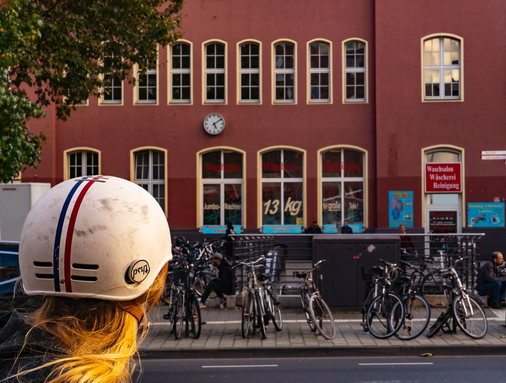 Straßenszene mit Fahrrad – typische Streetphotography Köln