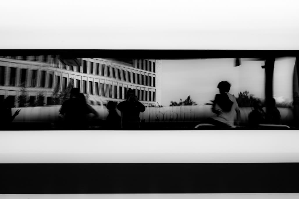 Spiegelungen im Vorbeigehen in der Streetphotography Köln