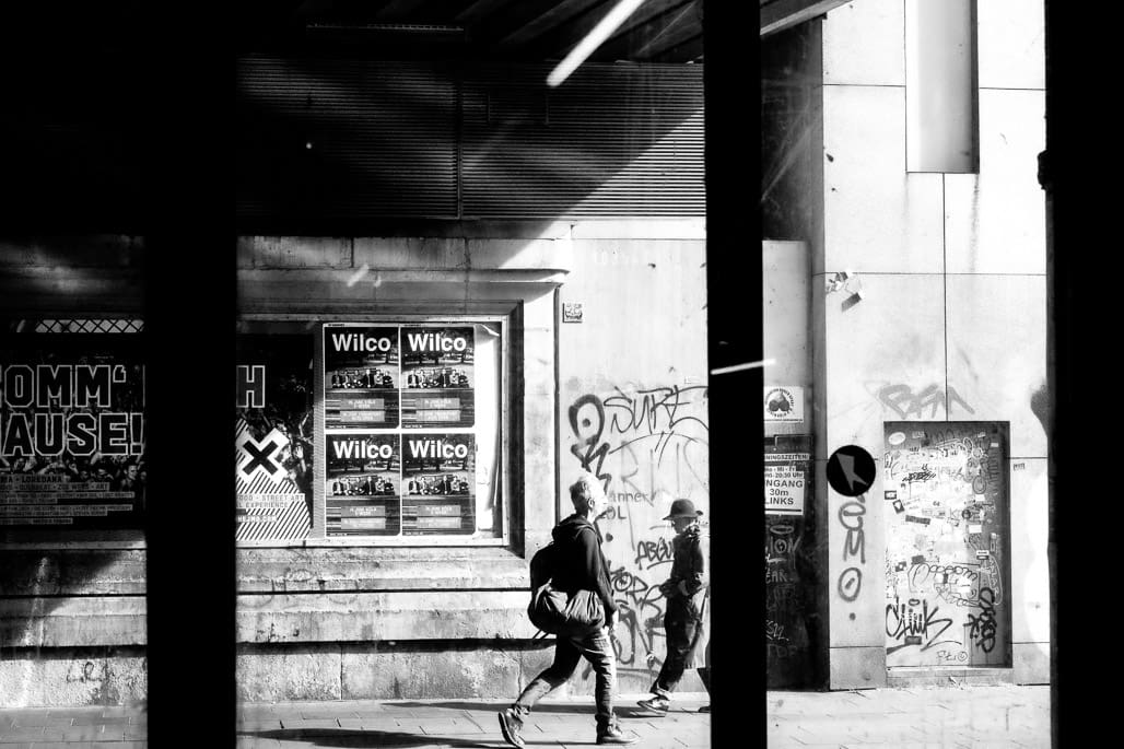 Jugendlicher Skater in Bewegung – Streetphotography Köln pur