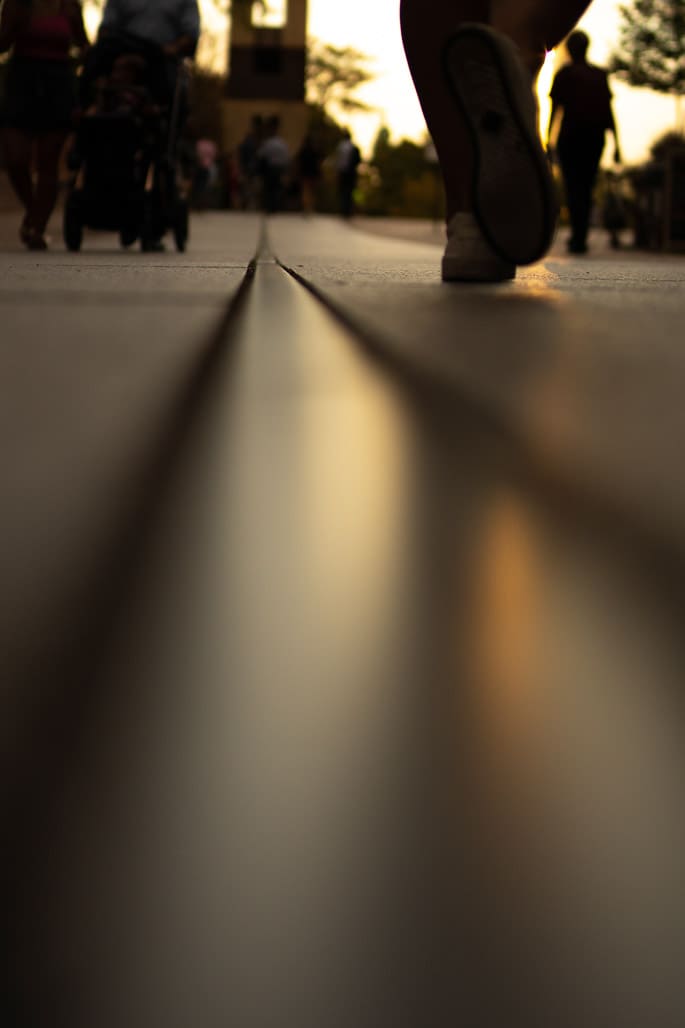 Füße im Vorbeigehen – Streetphotography Köln aus tiefer Perspektive