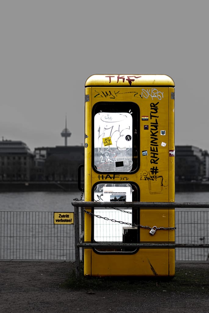 Retro-Telefonzelle – Streetphotography Köln mit Geschichte