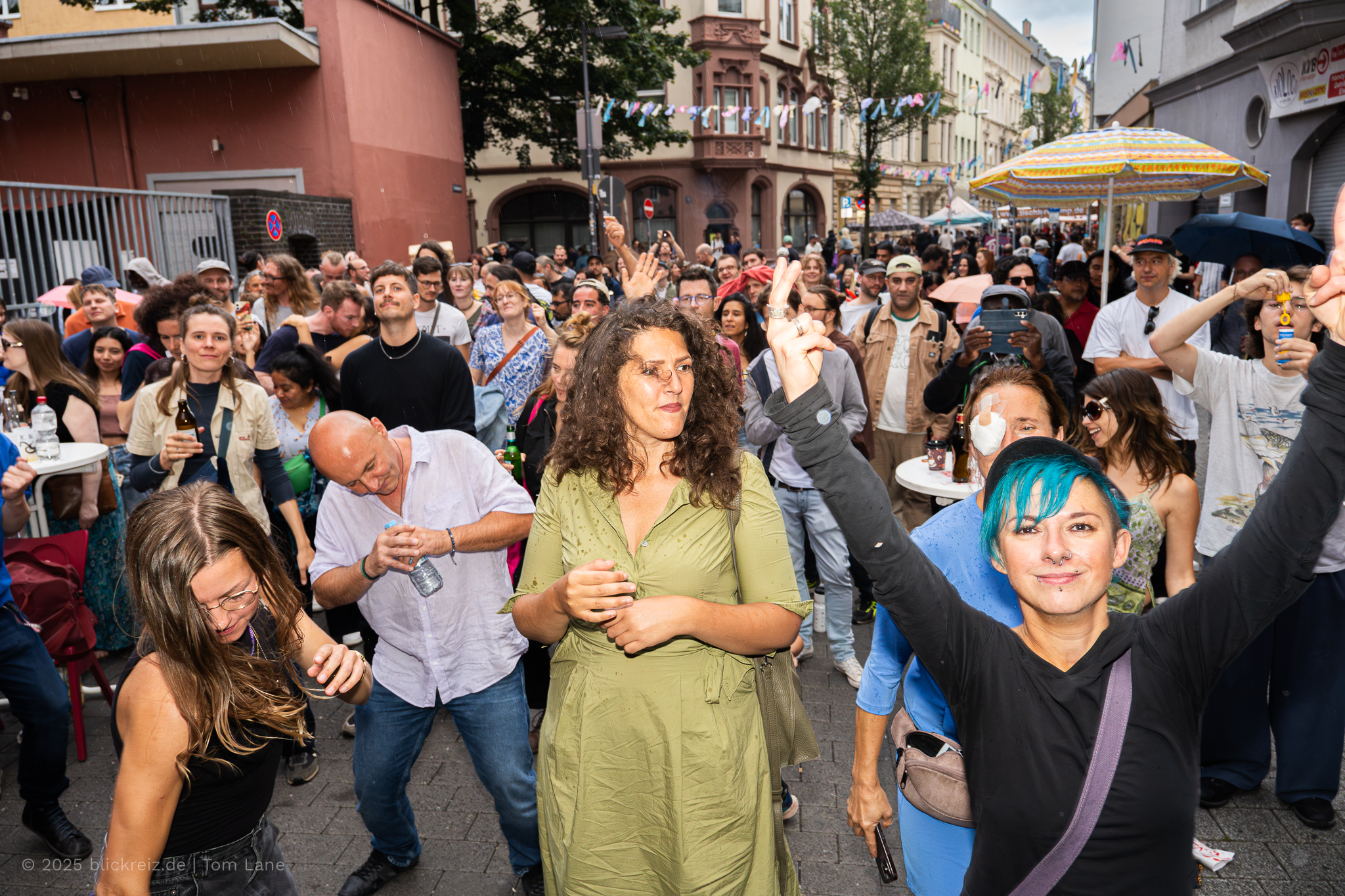 Feiernde Menschenmenge in Köln, dokumentiert durch Fotograf Köln