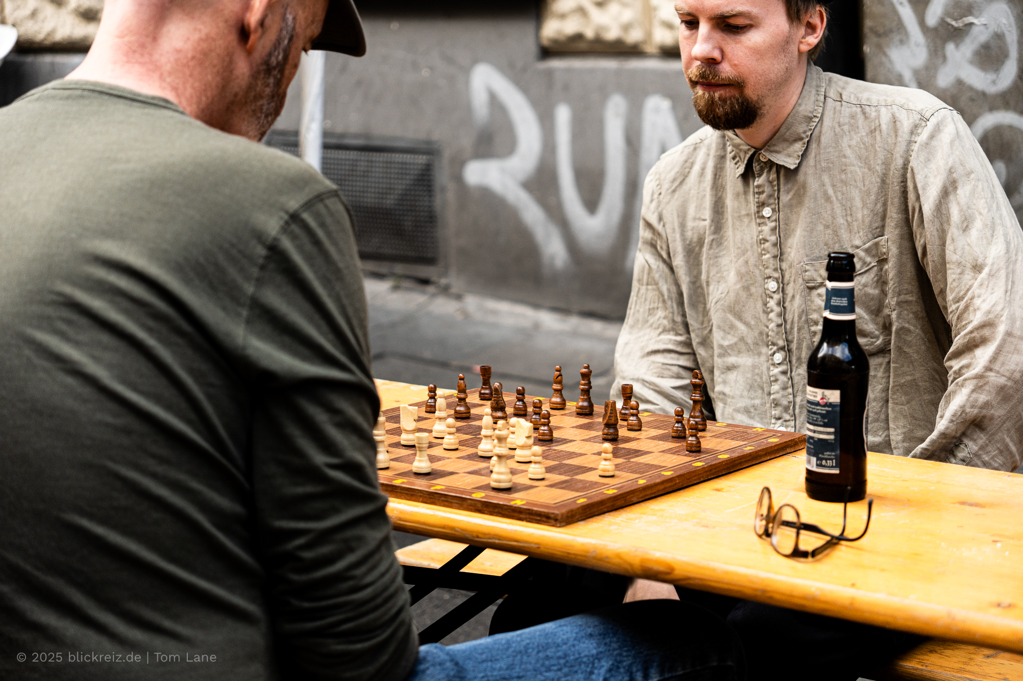 Schachspiel während eines Straßenfests, aufgenommen von Fotograf Köln