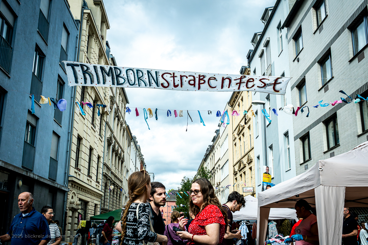 Besucher schlendern beim Trimborn Straßenfest 2025 durch die Kölner Straße