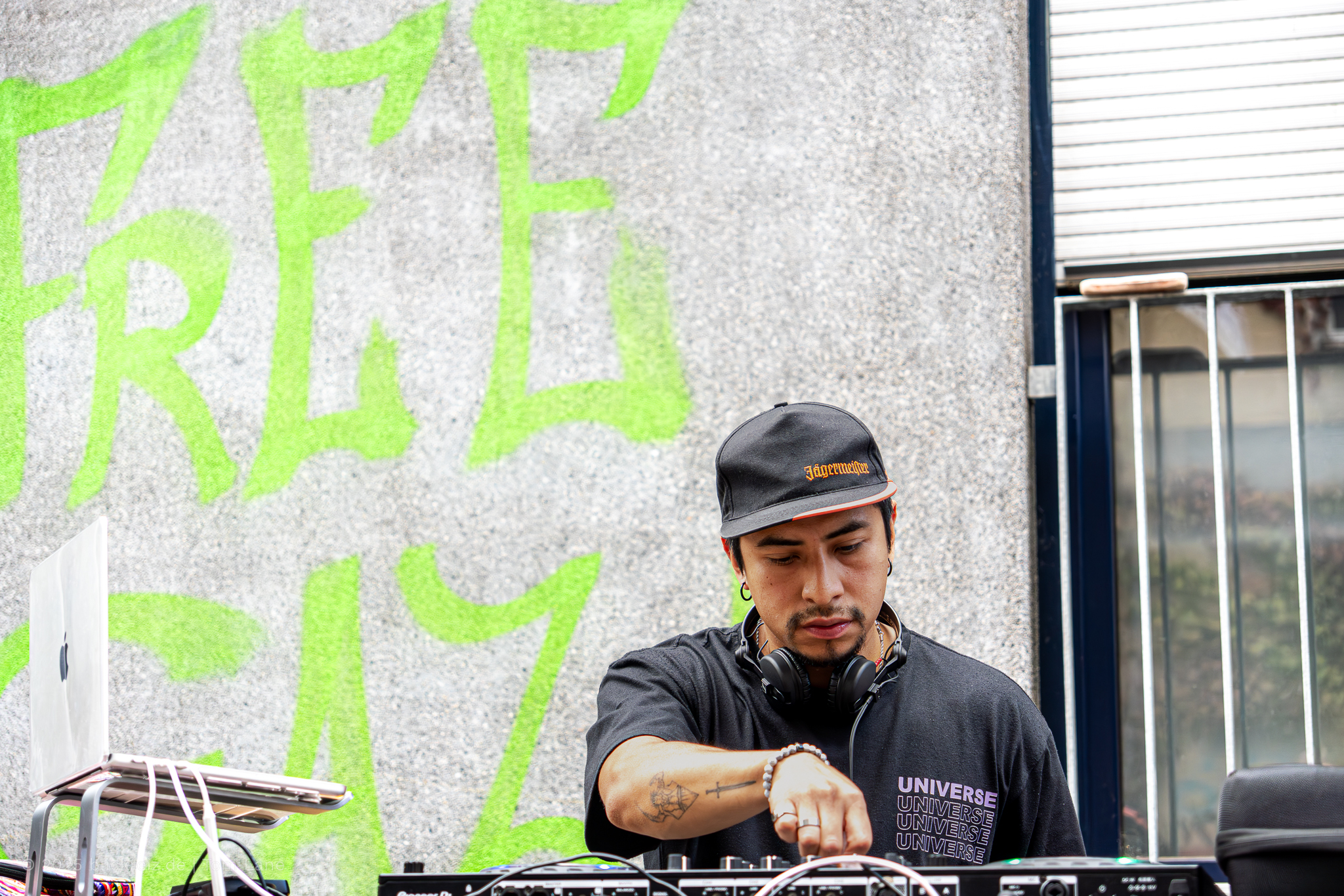 DJ spielt Musik auf dem Trimborn Straßenfest 2025 in Köln