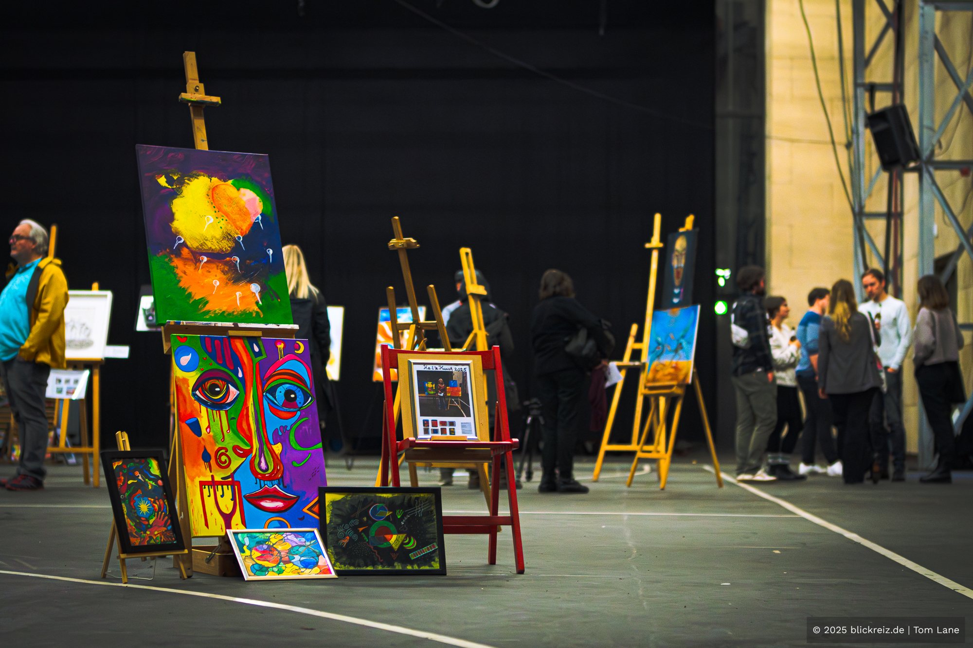 Bunte Gemälde auf Staffeleien während der Kalk Kunst 2025, präsentiert von der Stiftung KalkGestalten in Köln-Kalk.