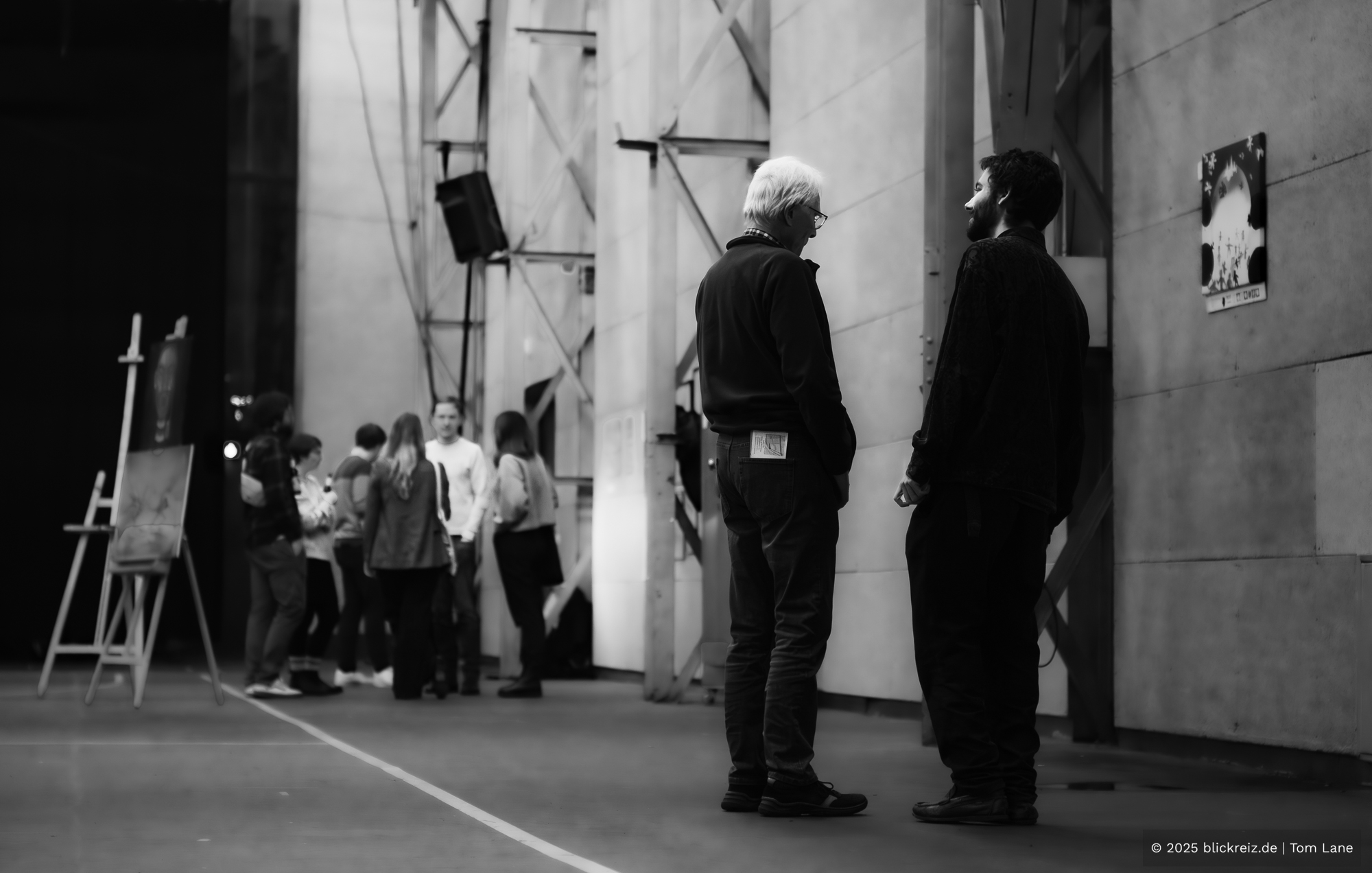 Besucher:innen bei der Kalk Kunst 2025 in den Hallen Kalk: Kunst, Begegnung und lokale Kreativität im Dialog.