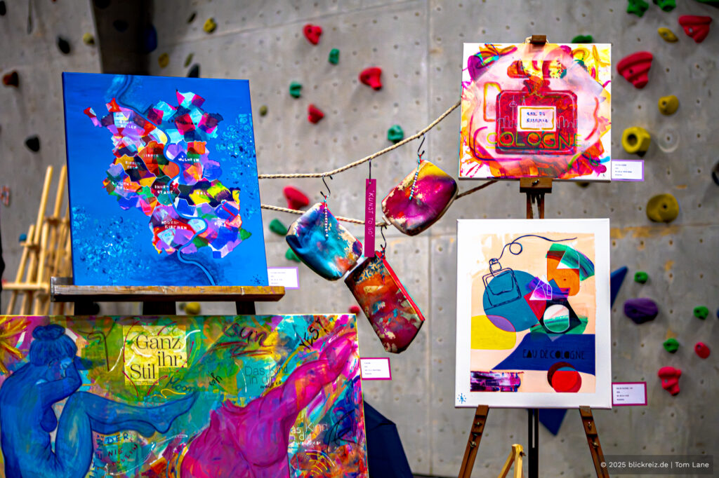 Bunte Gemälde auf Staffeleien während der Kalk Kunst 2025, präsentiert von der Stiftung KalkGestalten in Köln-Kalk.
