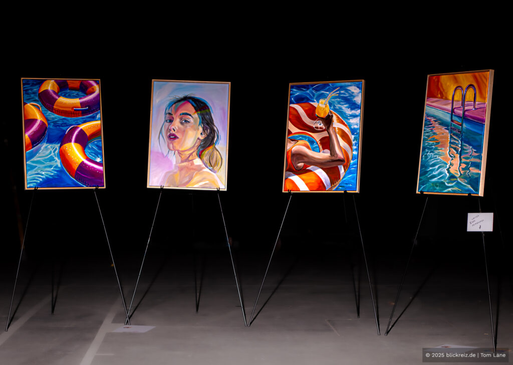 Reihe farbenreicher Gemälde bei der Kalk Kunst 2025 in Köln-Kalk: Wasser, Bewegung und Licht im modernen Stil.