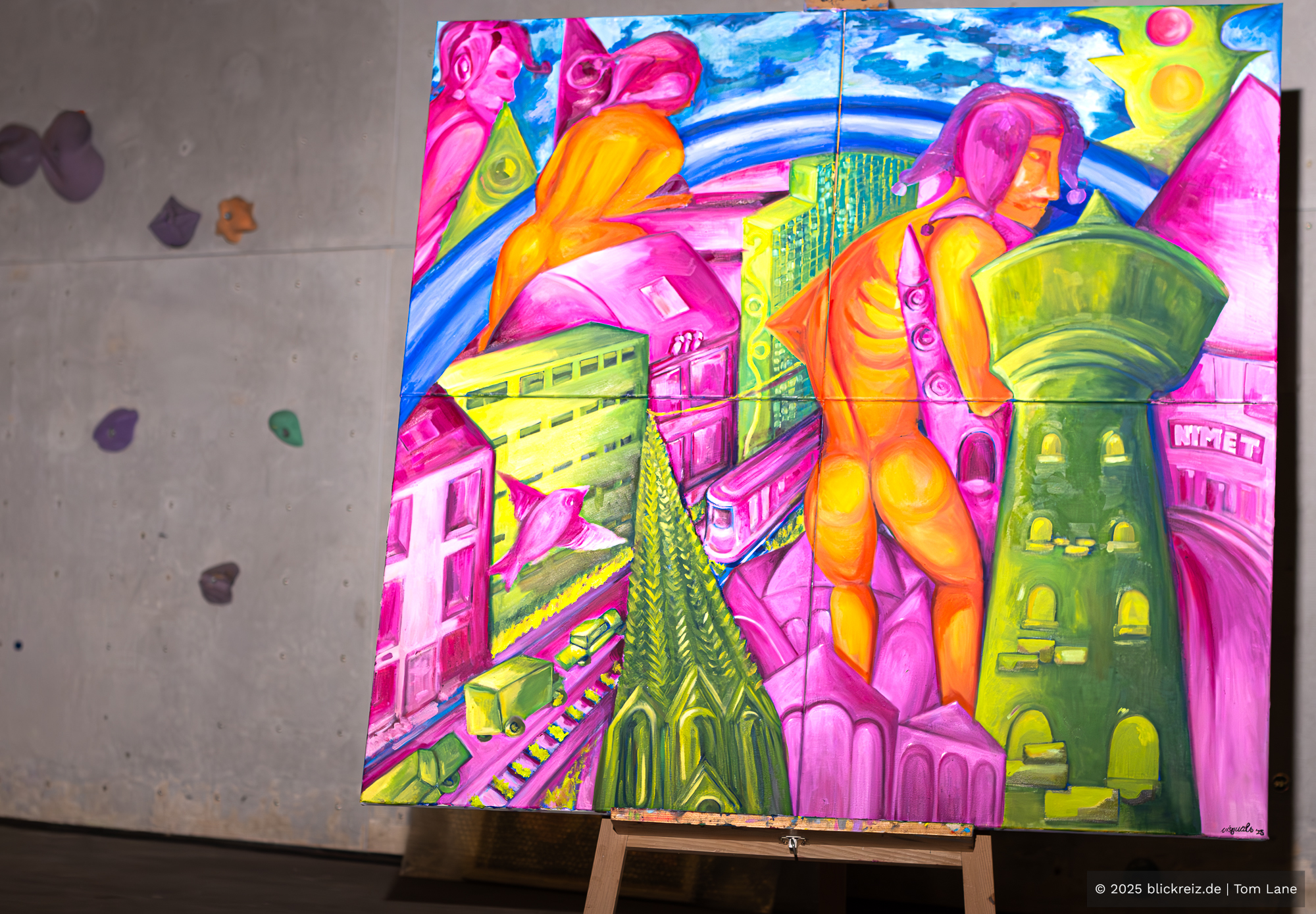 Großformatiges, farbintensives Gemälde bei der Kalk Kunst 2025 in Köln-Kalk: Architektur, Körper und Stadtlandschaft verschmelzen.