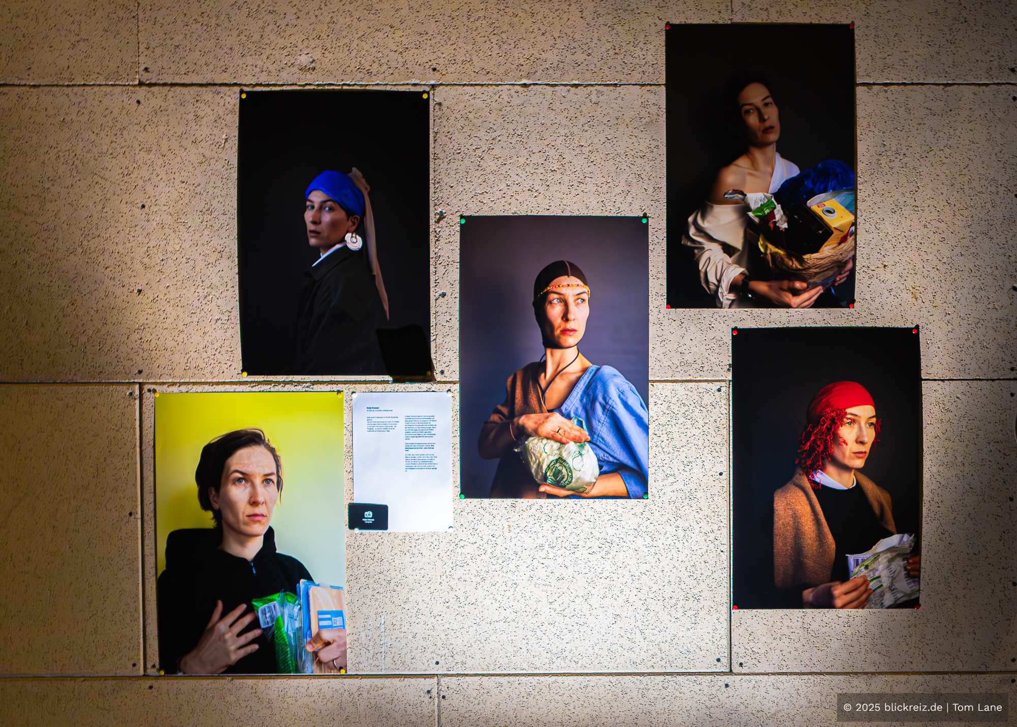 Porträtserie von Künstler:innen bei der Kalk Kunst 2025 in Köln-Kalk: Fotografische Interpretationen klassischer Malerei.