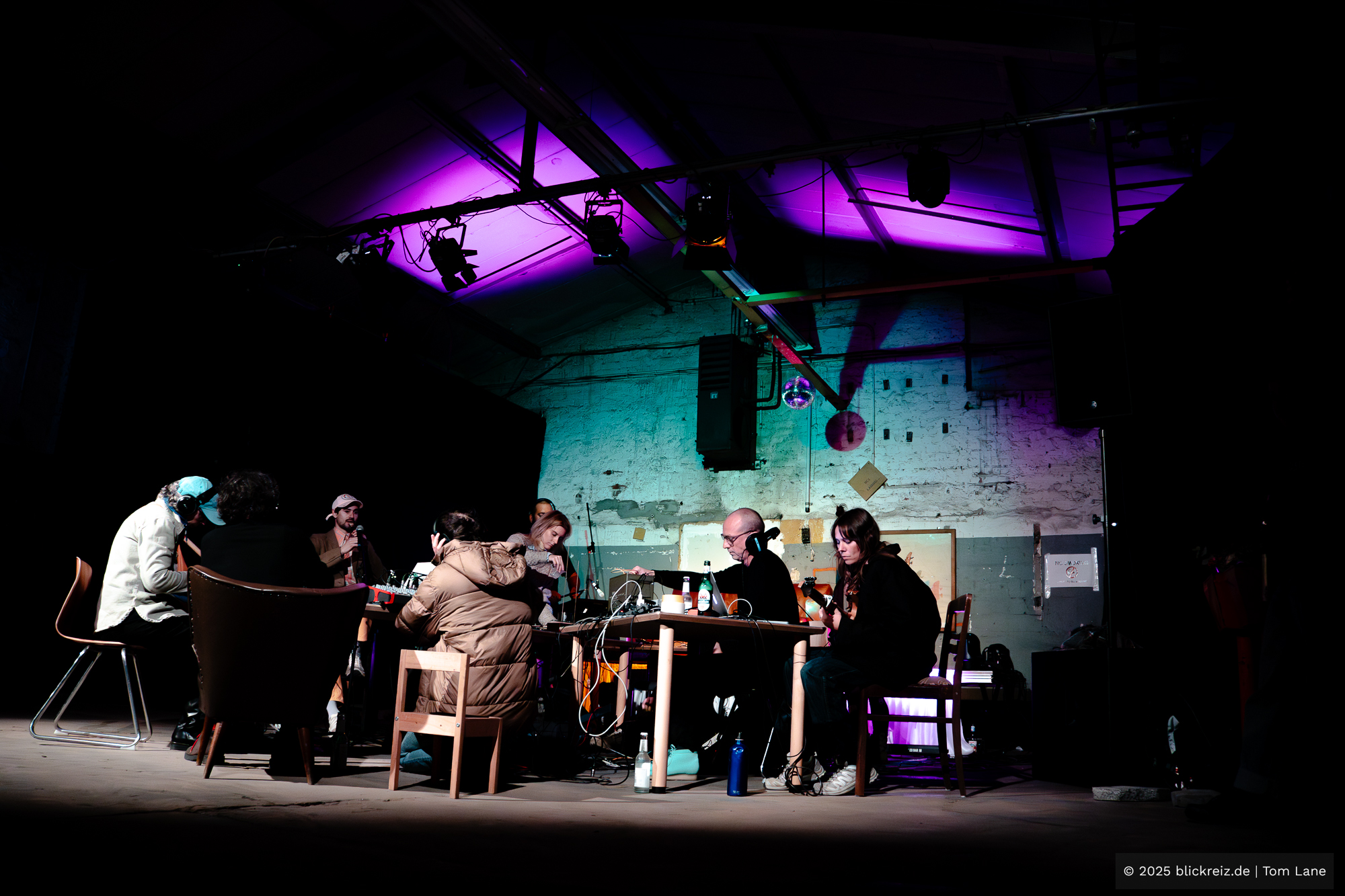 Veranstaltung in den Hallen Kalk in Köln: Künstler:innen präsentieren eine experimentelle Musikperformance zwischen Licht, Klang und Industriearchitektur.