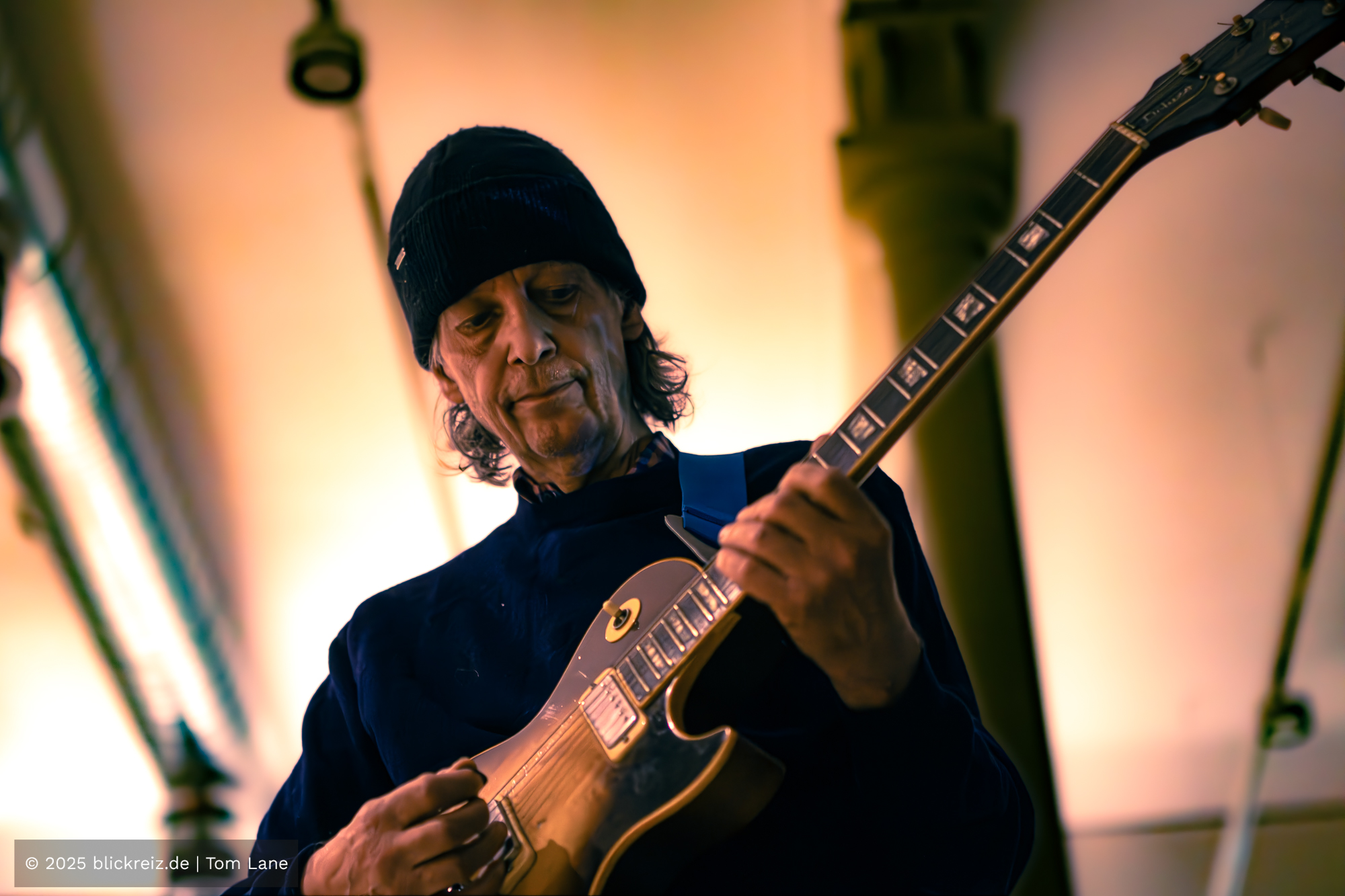 Dominik von Senger spielt konzentriert Gitarre im Filmhaus Köln, eingefangen in einem ruhigen, stimmungsvollen Moment der Improsession.
