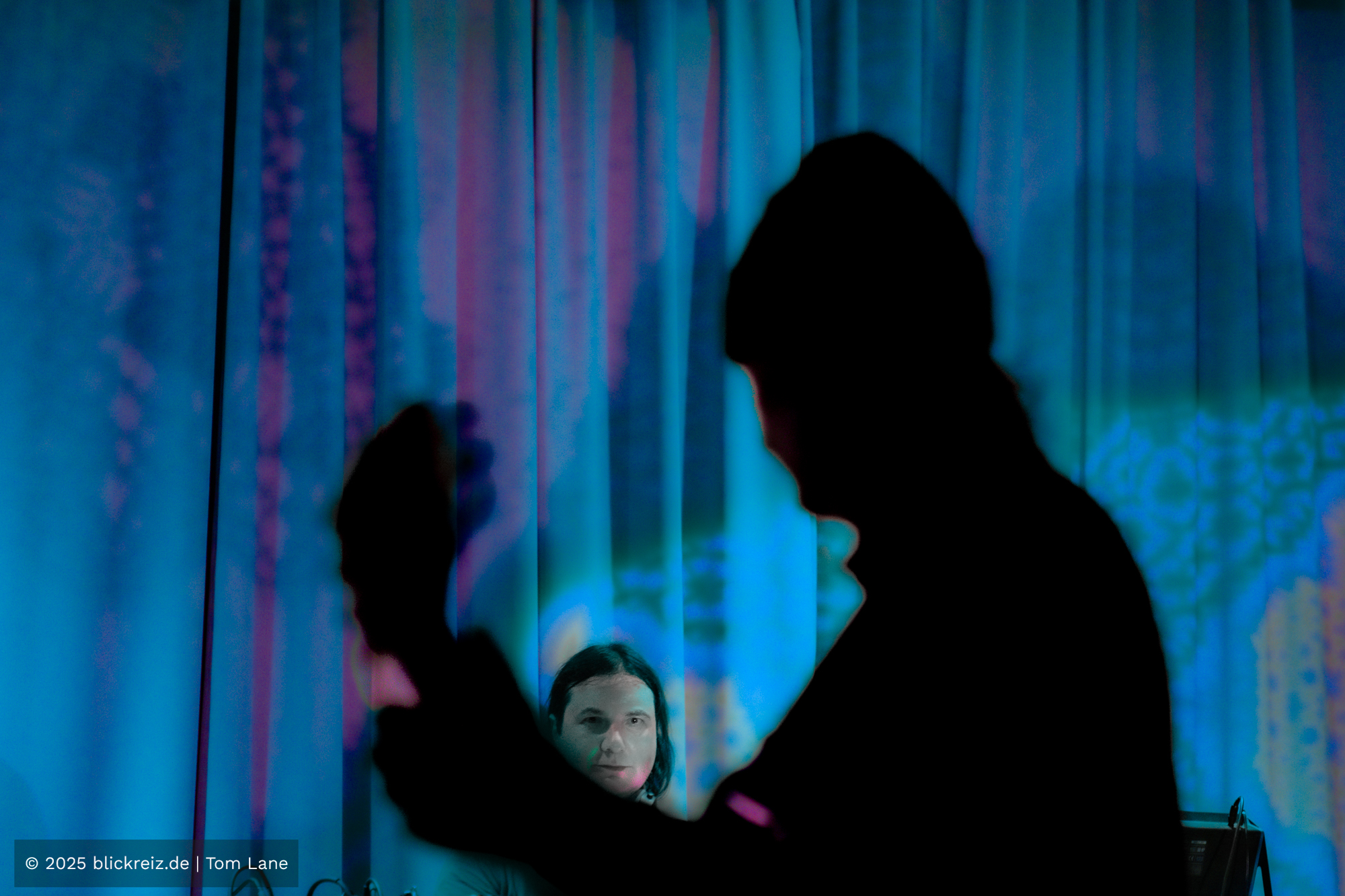 Dominik von Senger erscheint als Silhouette vor einer farbigen Projektion während der Improsession im Filmhaus Köln, atmosphärisch und reduziert.