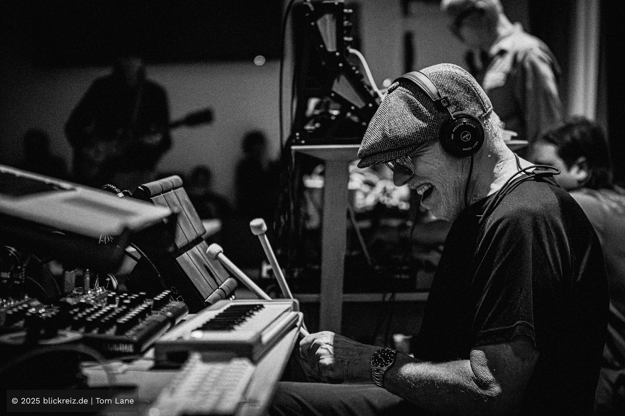 Harald Grosskopf spielt konzentriert während einer Improsession im Filmhaus Köln, eingefangen in einem ausdrucksstarken Schwarz-Weiß-Porträt.