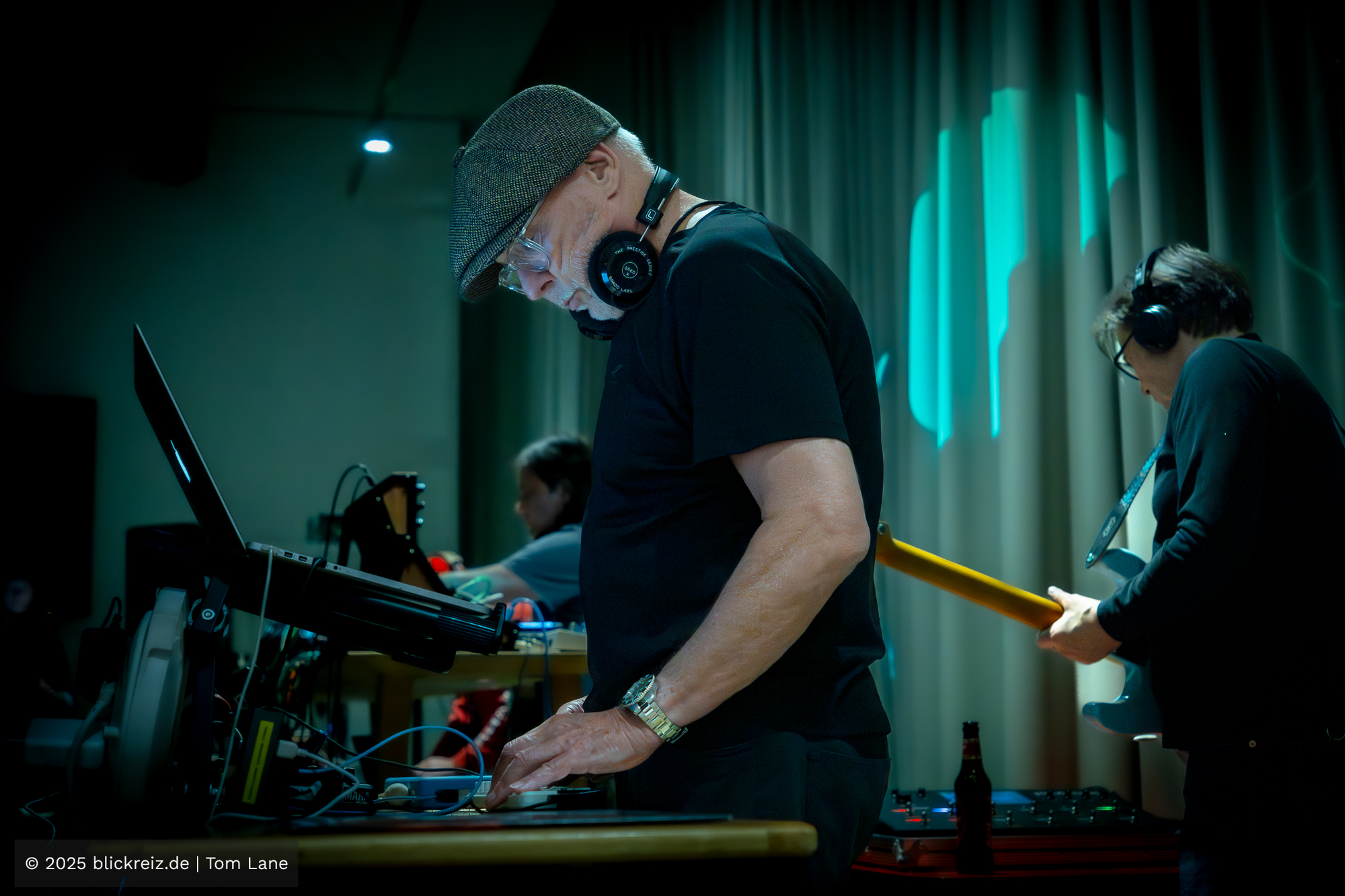 Harald Grosskopf spielt im Filmhaus Köln an Synthesizer und elektronischen Geräten während einer Improsession, fokussiert und im Moment.