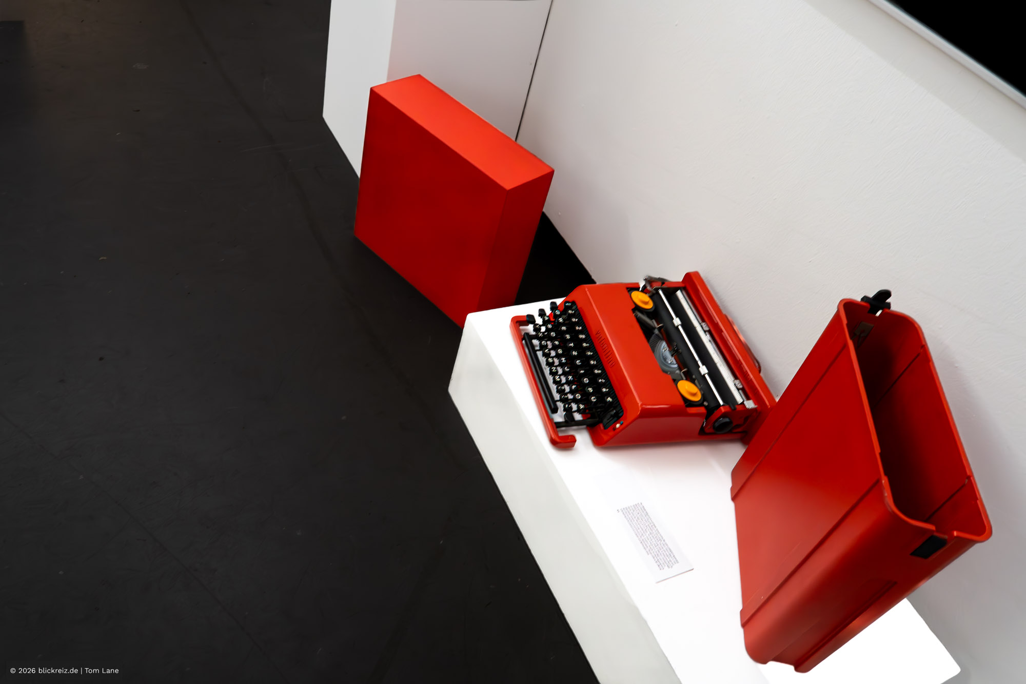 Close-up roter Objekte aus „Infraordinär“ im LABOR Ebertplatz, fotografiert in Köln .