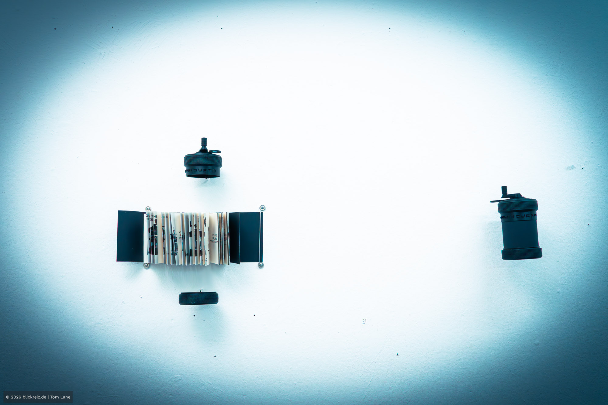 Perspektive auf Textinstallation im LABOR Ebertplatz: „Infraordinär“ zeigt Gestaltung als Analyse von Alltagsobjekten in Köln.