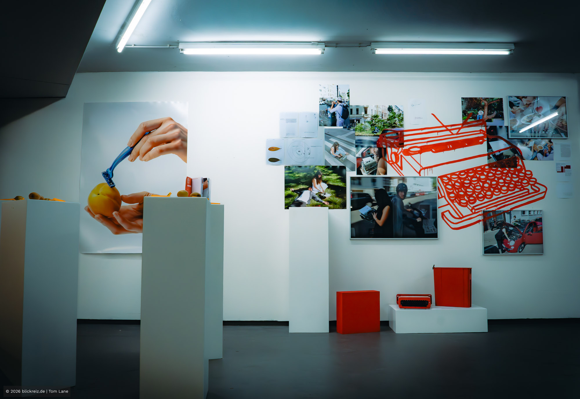 Ausstellungsansicht im LABOR Ebertplatz mit Installationen der KISD „Infraordinär“, fotografiert in Köln mit klarer Linienführung.