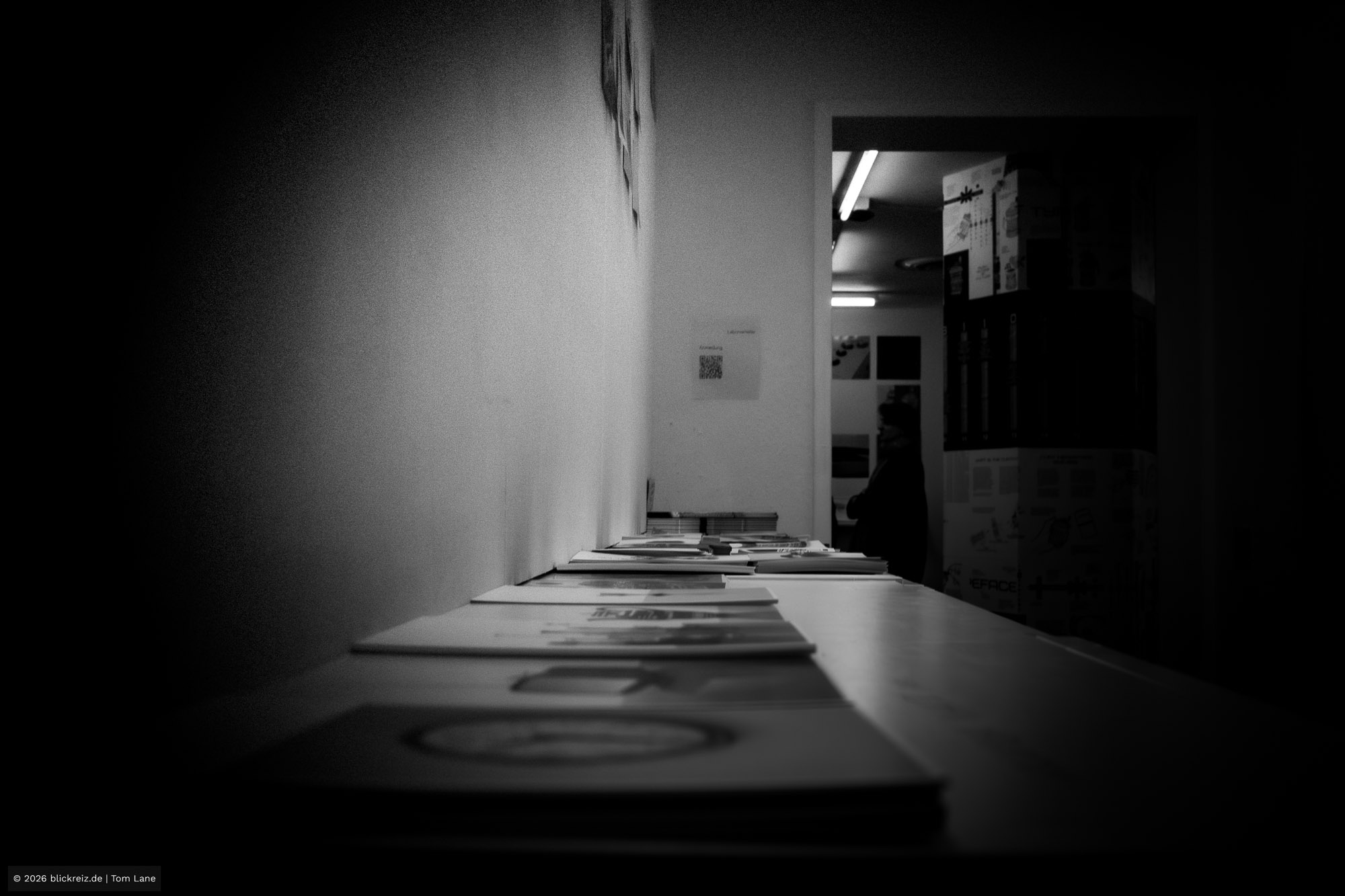 Schwarzweißaufnahme aus dem LABOR Ebertplatz in Köln: reduzierte Linien, stiller Raum, fotografiert mit dokumentarischem Stil.