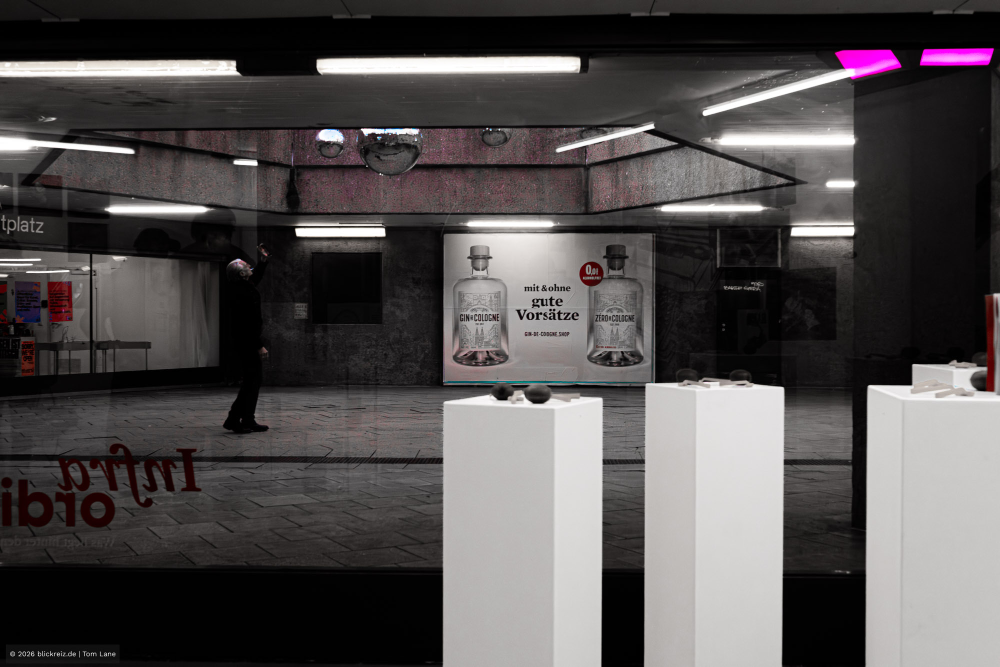 Kunst im Stadtraum am LABOR Ebertplatz: Sockel und Umgebung, „Infraordinär“ im Kontext, fotografiert in Köln.